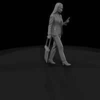 passengers-with-luggage-waiting-modern-businesswoman — thumbnail 5